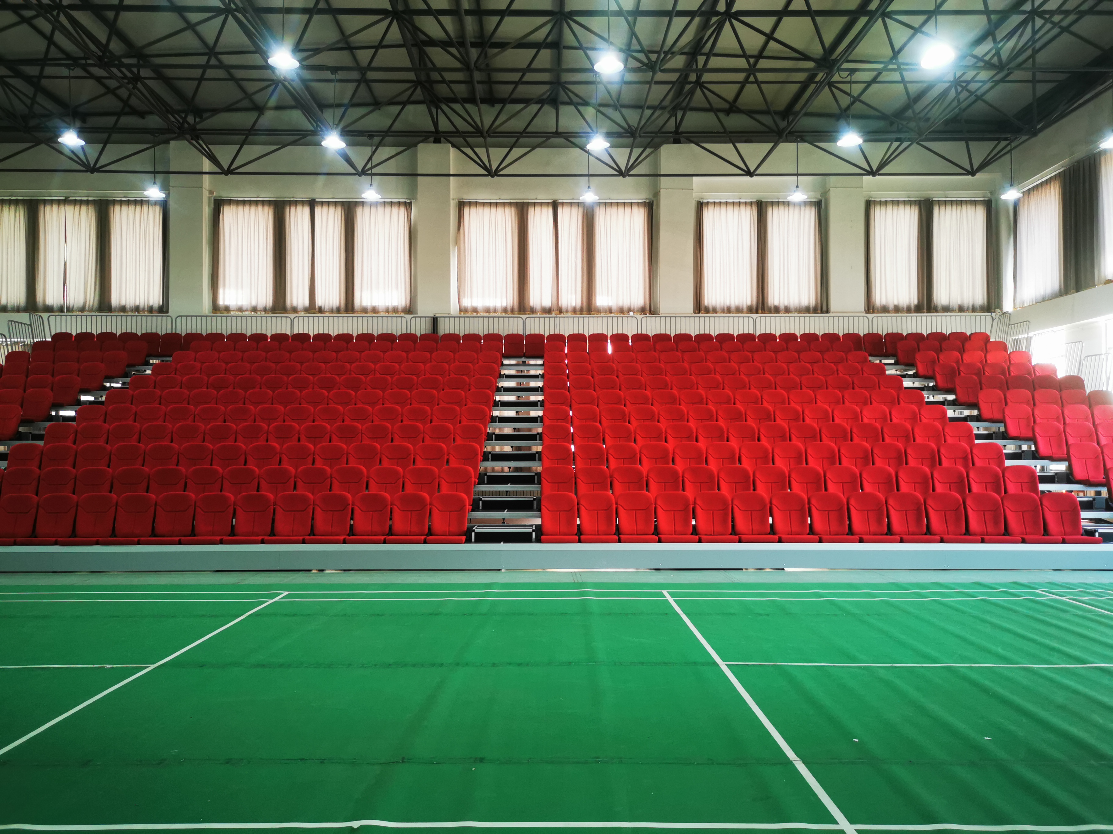 前置式高靠背折疊翻板軟包椅伸縮看臺(電動/手動) 前置式高靠背折疊翻板軟包椅伸縮看臺(電動/手動)