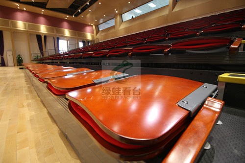 樂灣國際學校電動軟包椅伸縮看臺