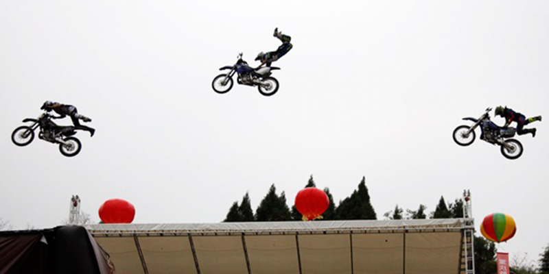 人民網(wǎng)、新華網(wǎng)、鳳凰網(wǎng)、四川衛(wèi)視報道綠蛙看臺參與的2014全國摩托車越野錦標賽