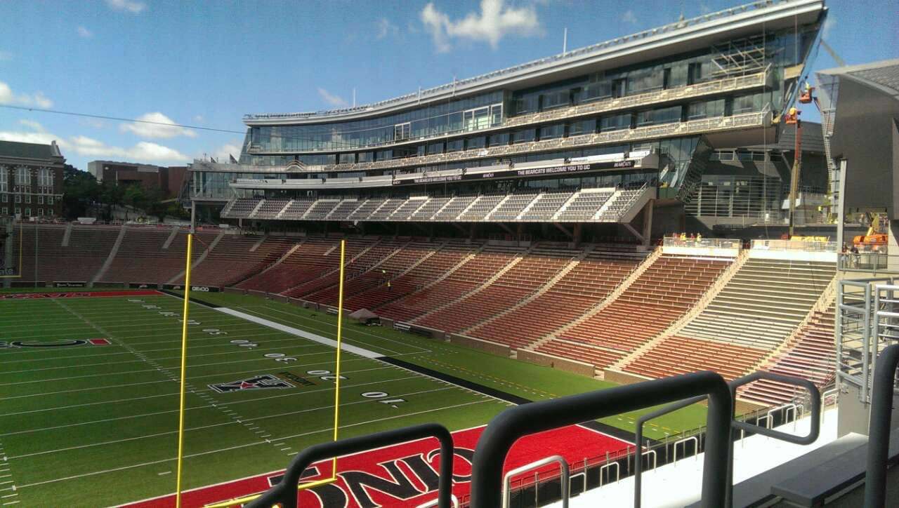 大學(xué)體育場西看臺翻新案例