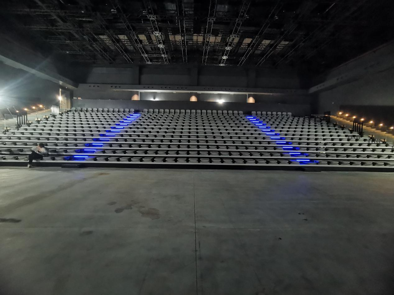 綠蛙看臺完成清遠百嘉數字聲光產業園多功能展廳看臺座椅項目